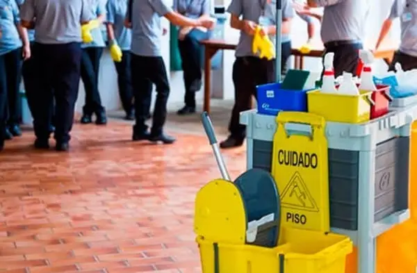 funcionários terceirizados limpando um salão