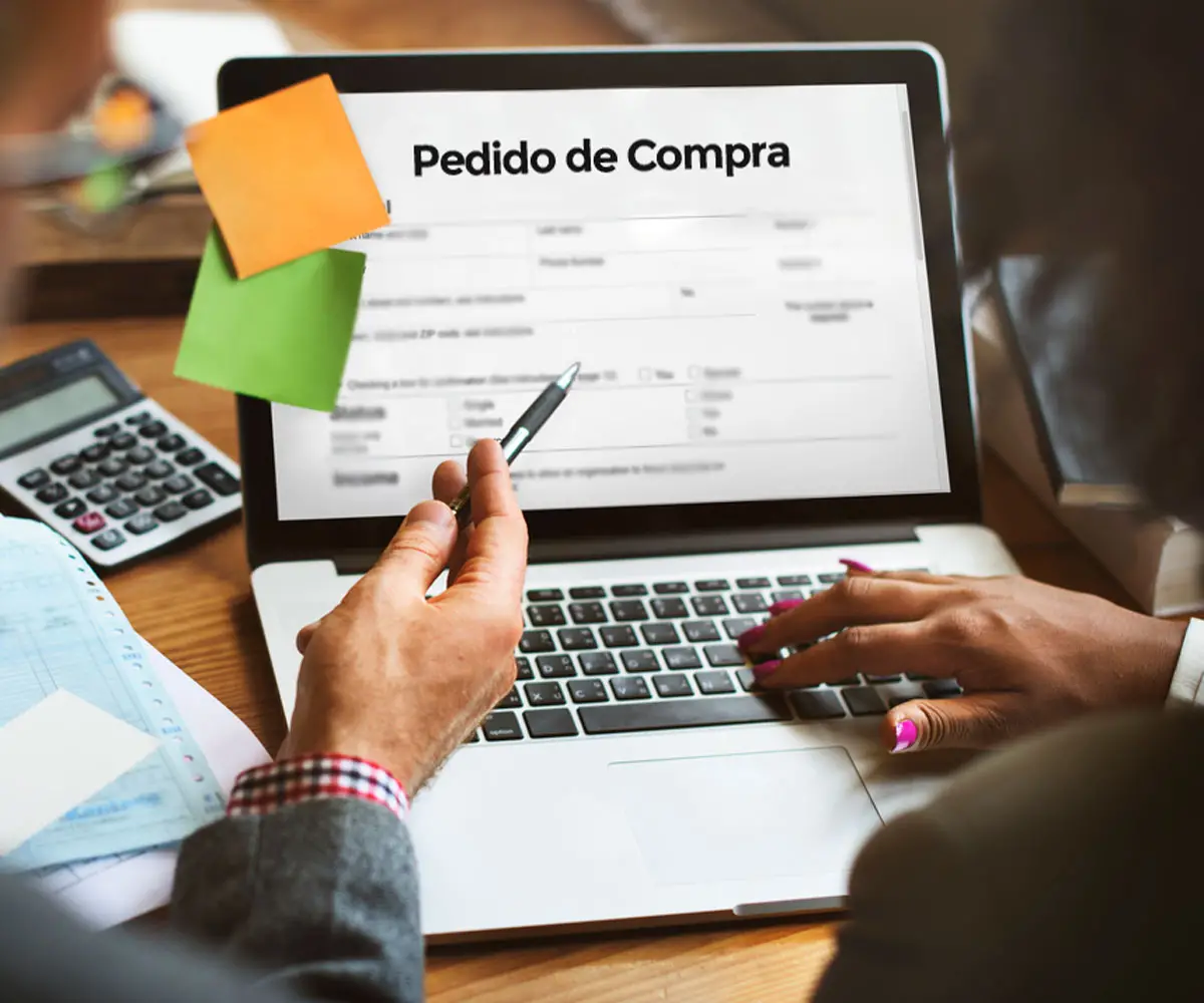 funcionário terceirizado fazendo lista para evento