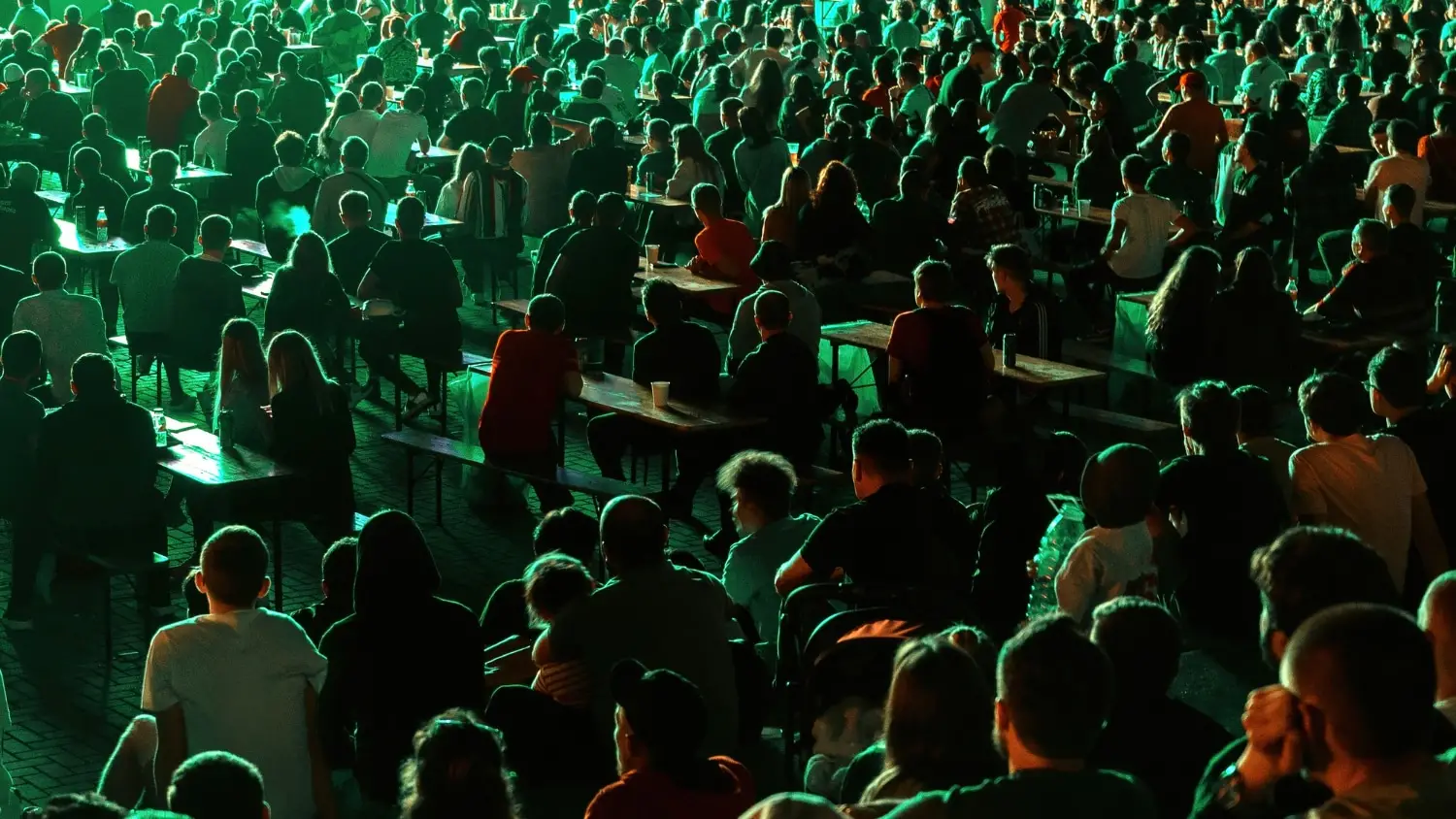 pessoas reunidas para entrar no evento no rio de janeiro
