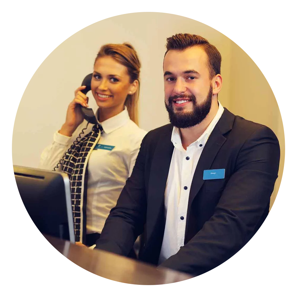foto de um casal de recepcionista