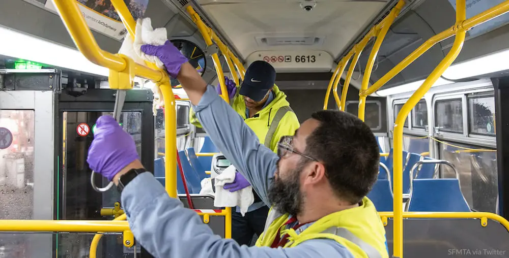 fotos de 2 homens limpando um ônibus no rj