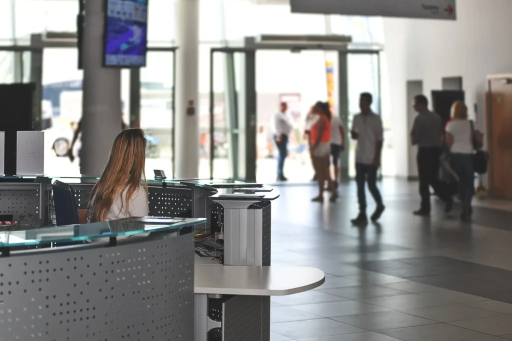 Recepcionista atendendo em prédio comercial no rj