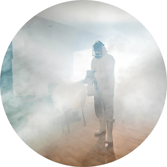 um homem sanitizando um lugar